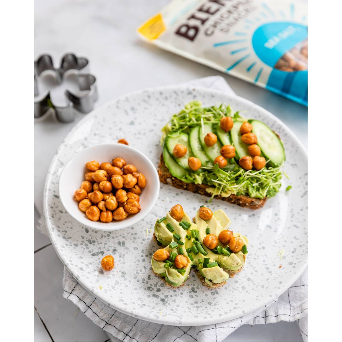 Biena Botanas de Garbanzo Sal de Mar - 8 oz - Imagen 3